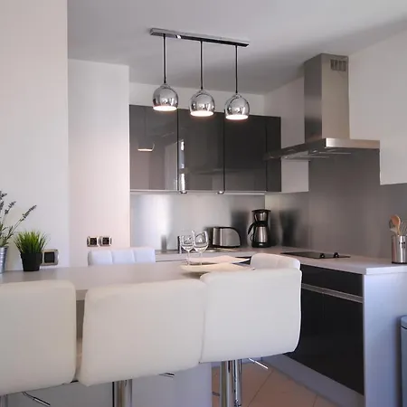 Apartment Deux Chambres Avec Terrasse - Centre Cannes